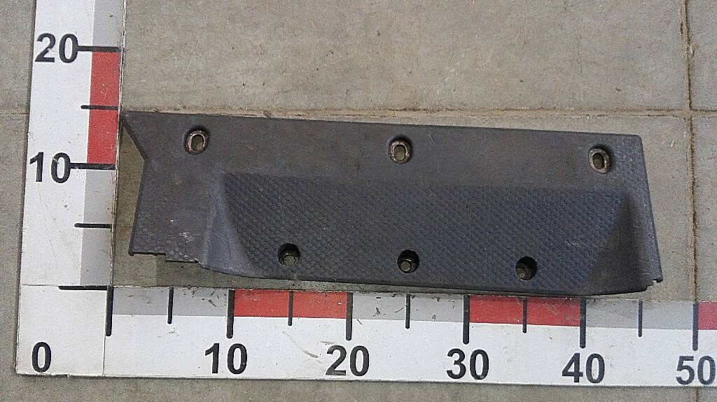 Накладка инструментального ящика нижняя правая б/у