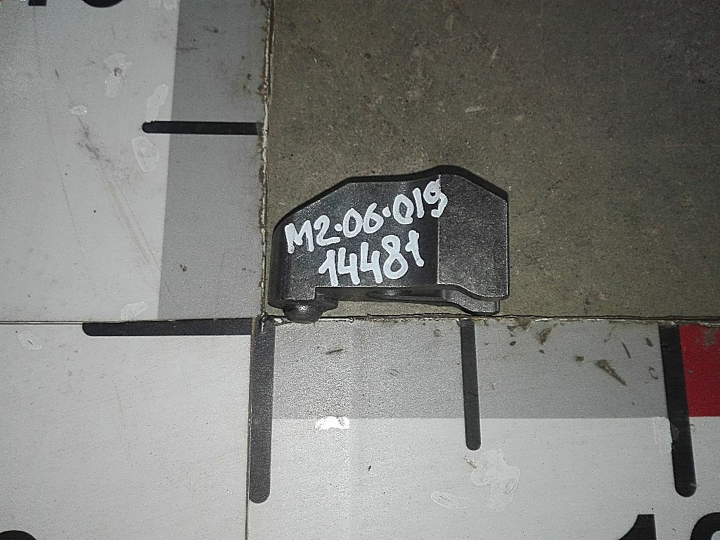 Крепление топливной форсунки D2866 б/у