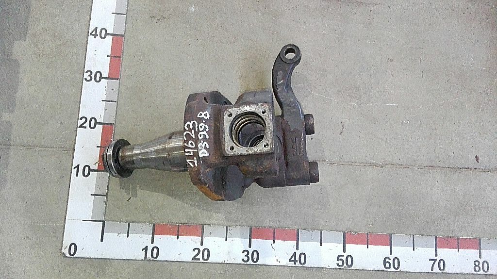 Кулак поворотный правый б/у