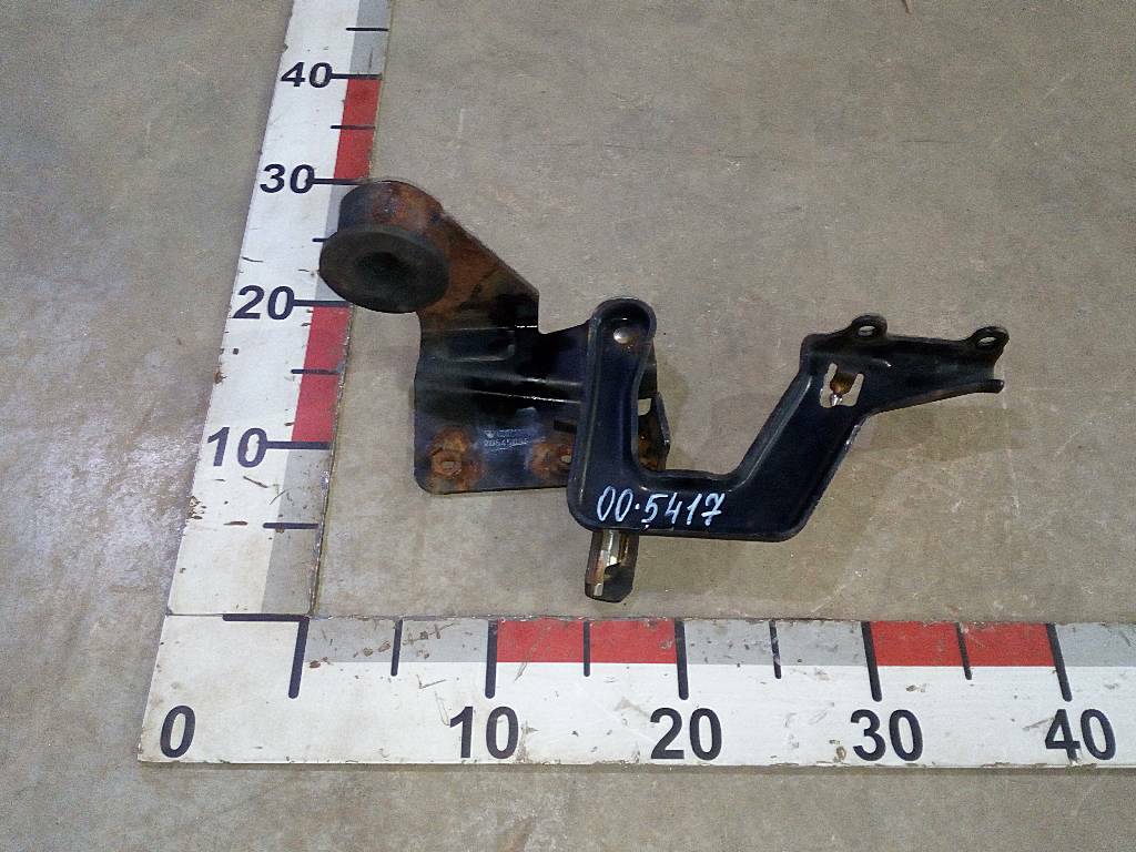 Петля нижней решетки радиатора правая б/у