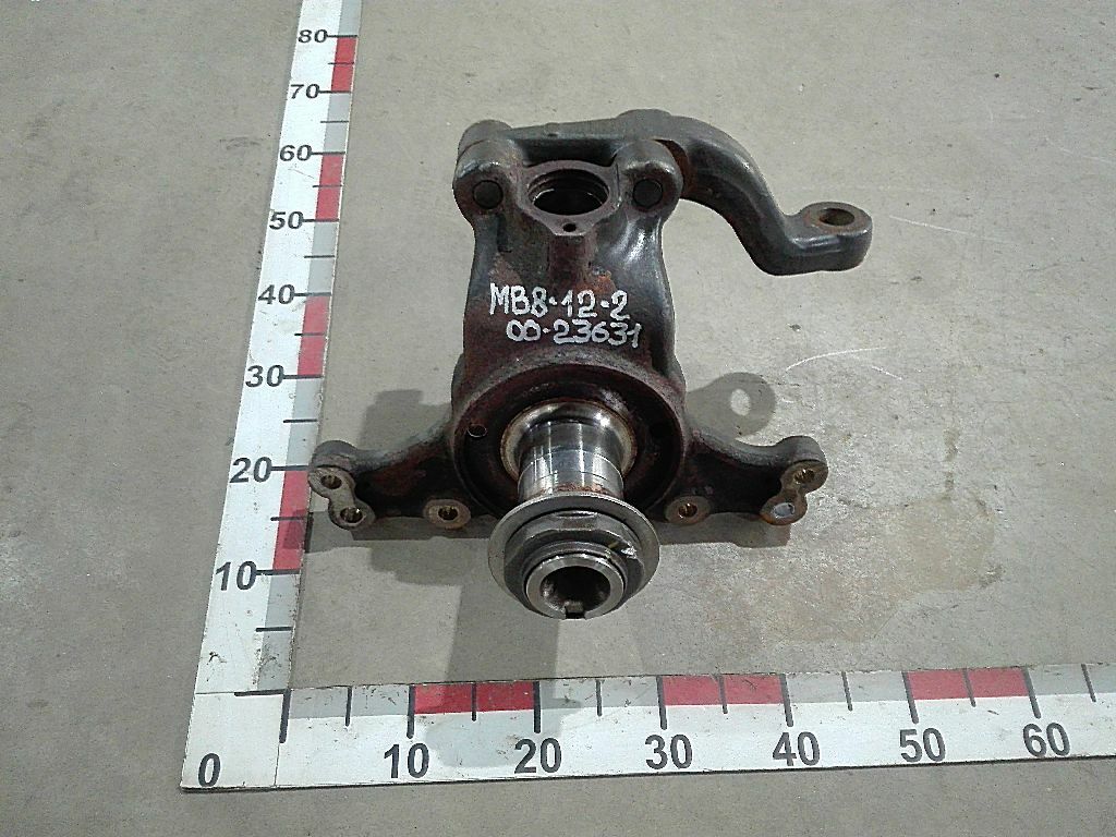 Кулак поворотный правый б/у