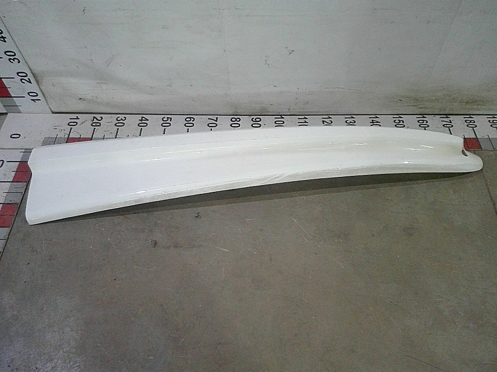 Спойлер кабины верхний левый б/у