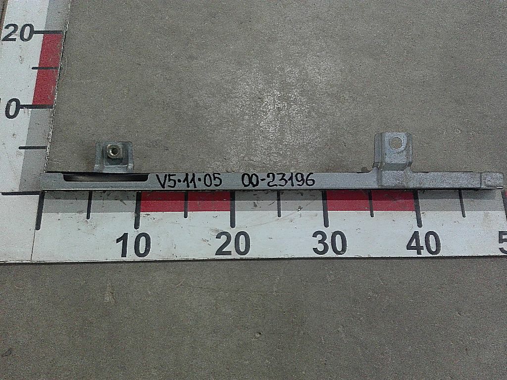 Направляющая стекла левой двери б/у