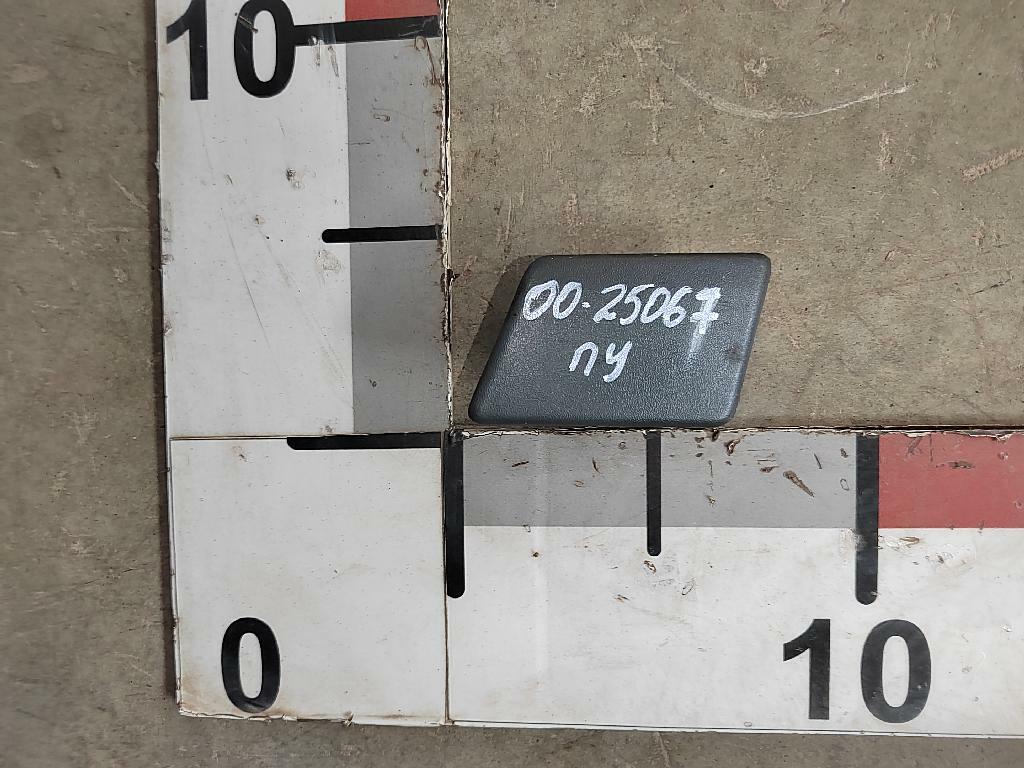 Крышка форсунки омывателя левой фары б/у