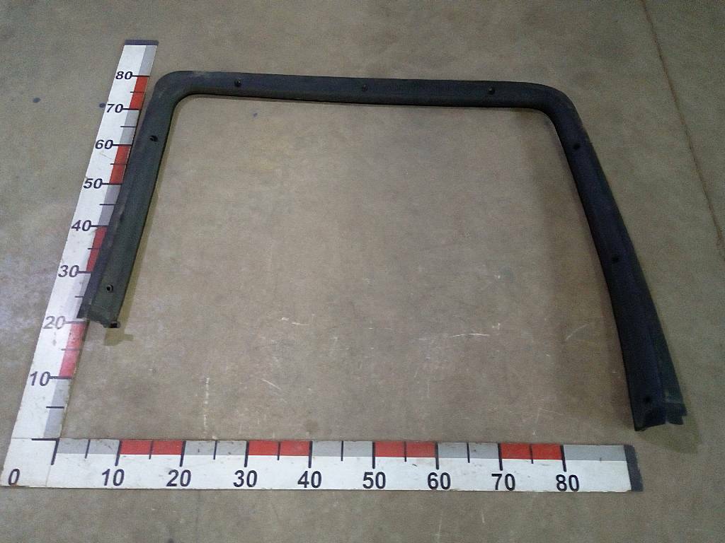 Рамка левой двери б/у