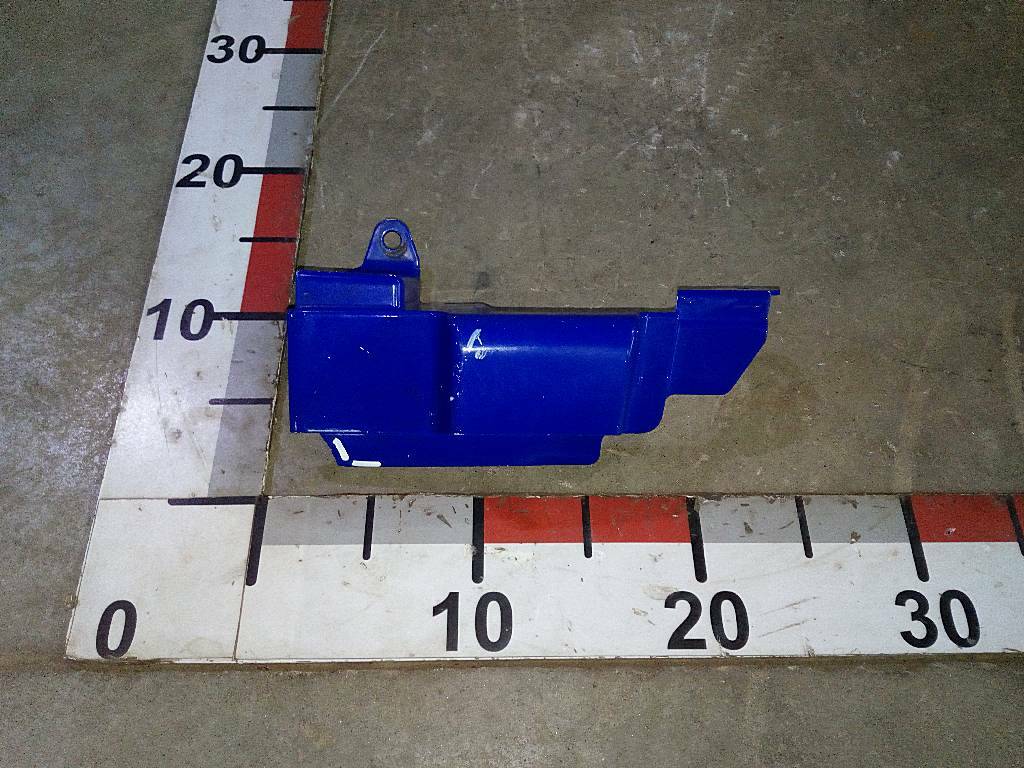 Накладка нижней петли правой двери б/у