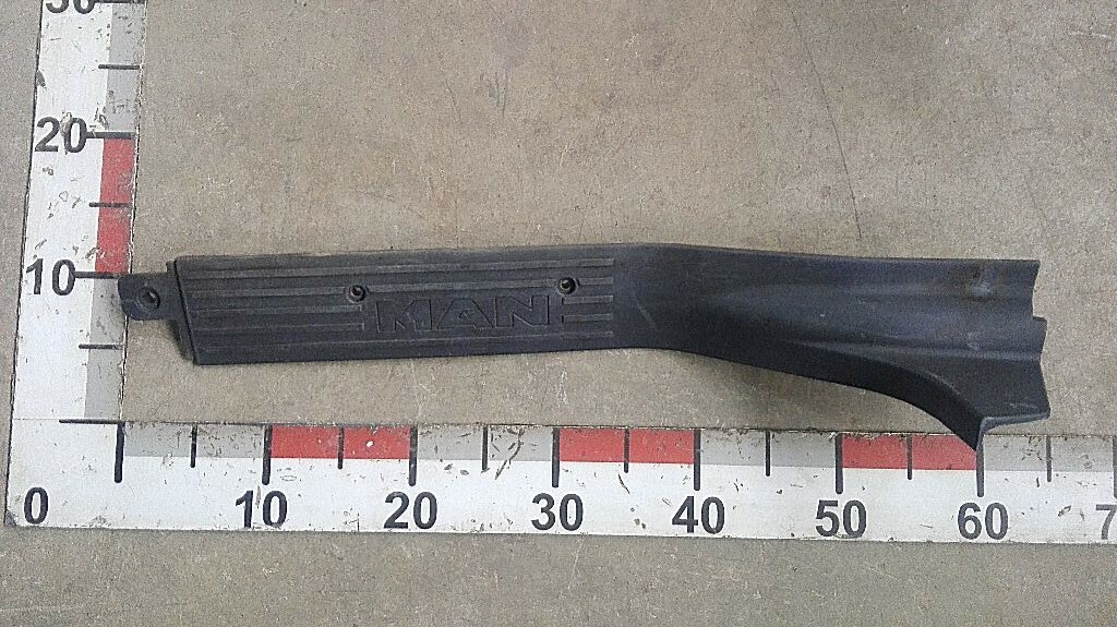 Накладка порога правой двери передняя б/у