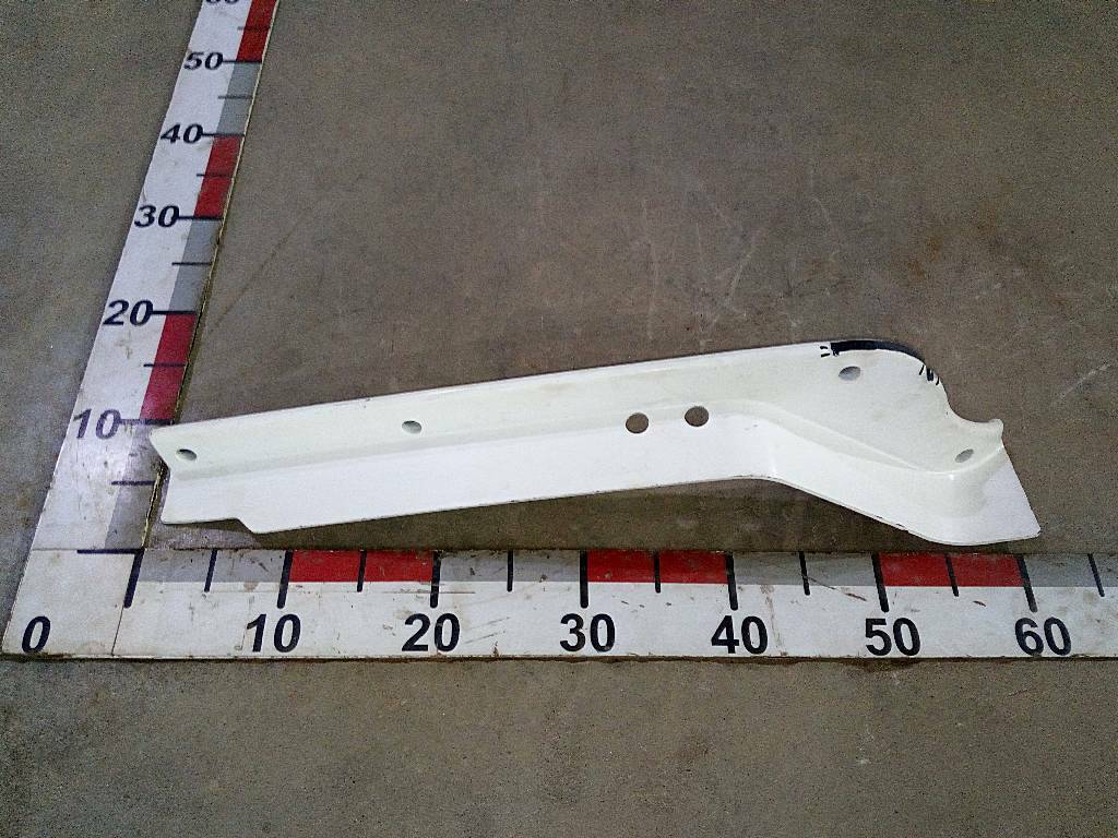 Заглушка бампера левая б/у