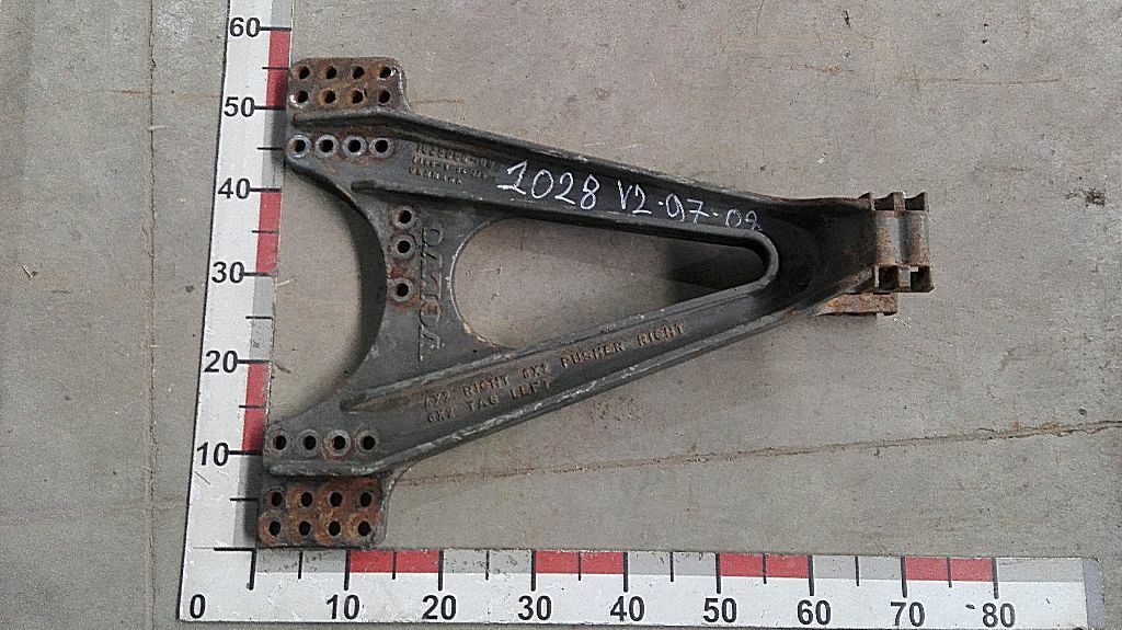 Кронштейн реактивной тяги правый б/у