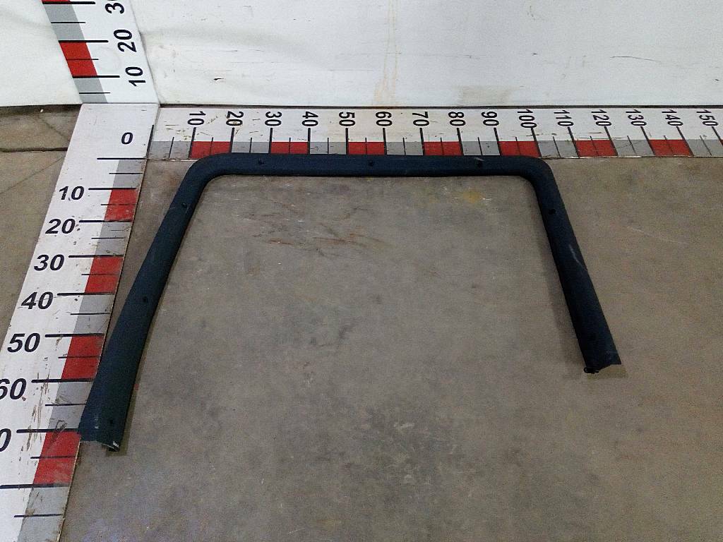 Рамка правой двери б/у