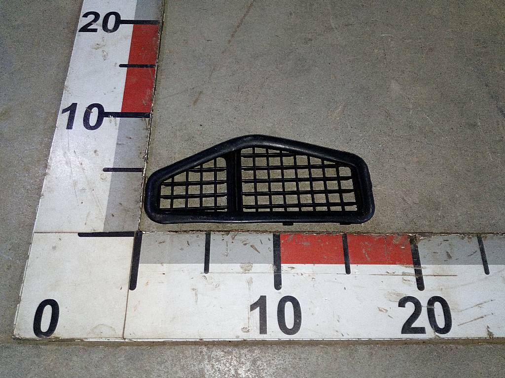 Накладка воздуховода правой двери б/у