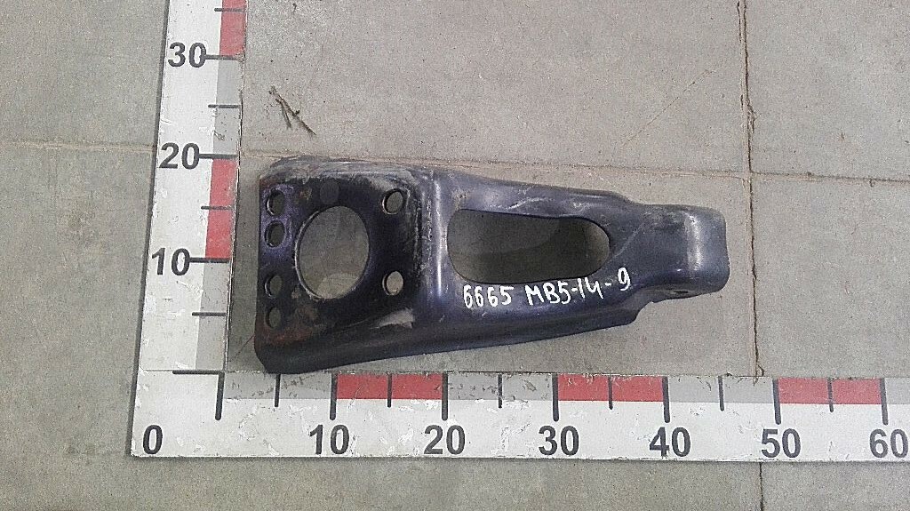 Кронштейн переднего амортизатора верхний б/у