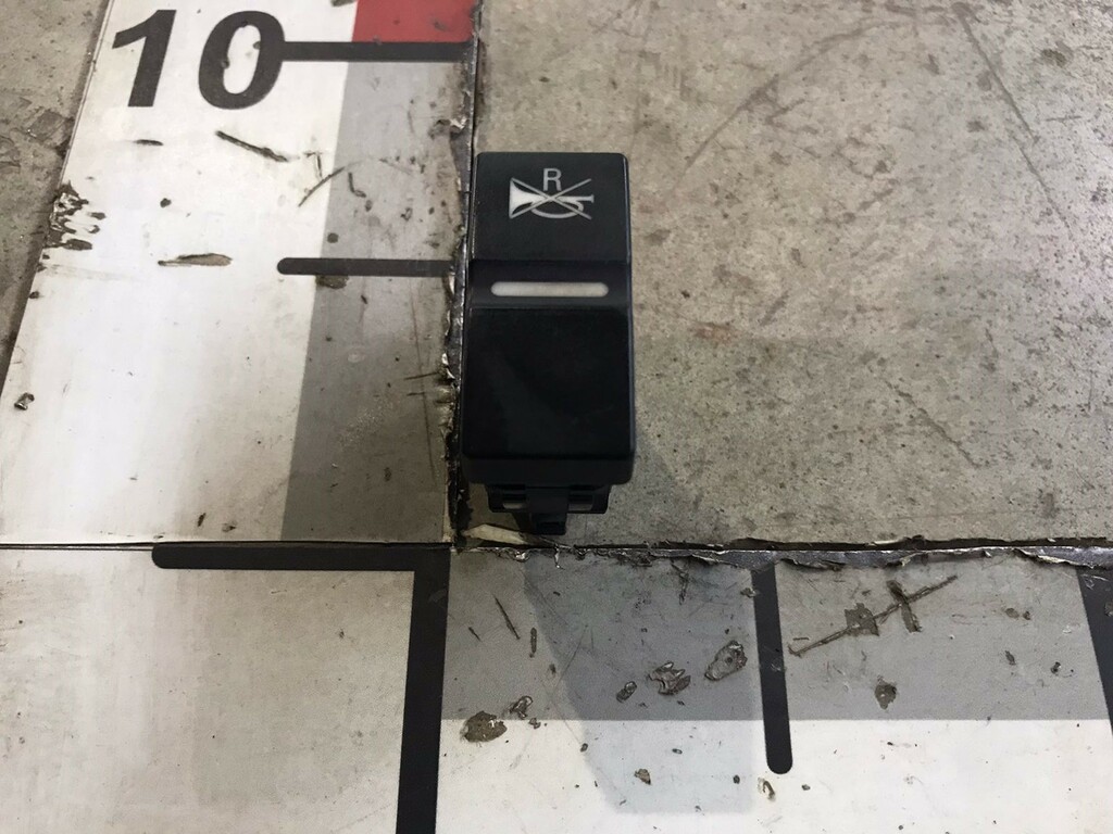 Клавиша сигнала заднего хода б/у