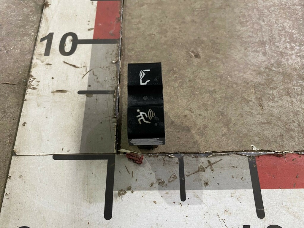 Клавиша противоугонной системы б/у