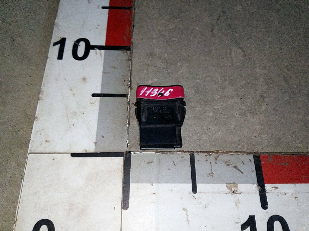 Клавиша аварийной сигнализации б/у