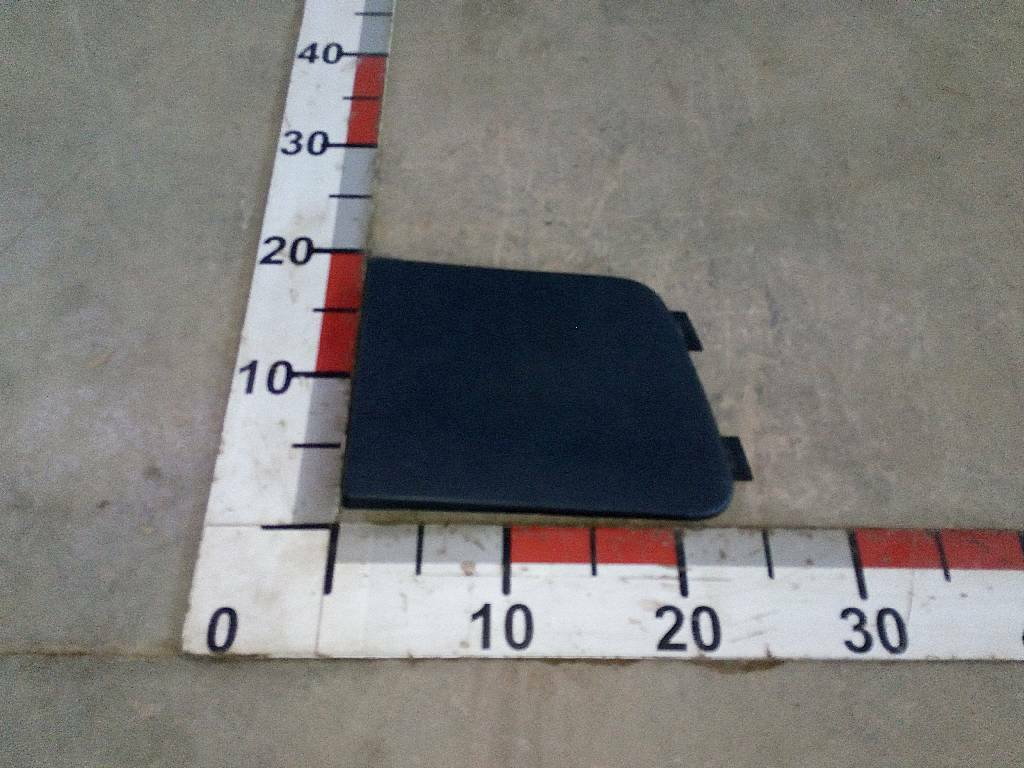 Заглушка решетки радиатора верхняя правая б/у