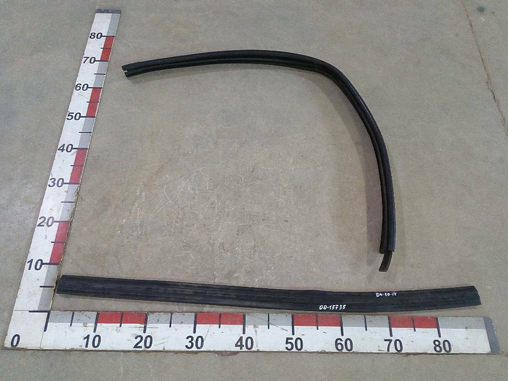 Уплотнитель стекла правой двери б/у