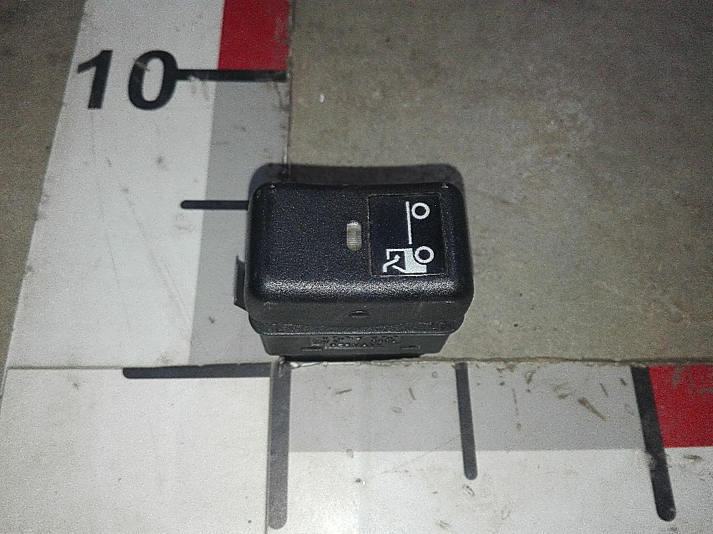 Клавиша люка б/у