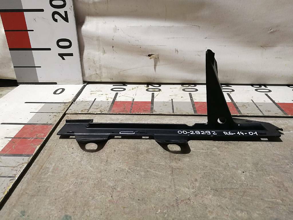 Накладка бампера правая б/у