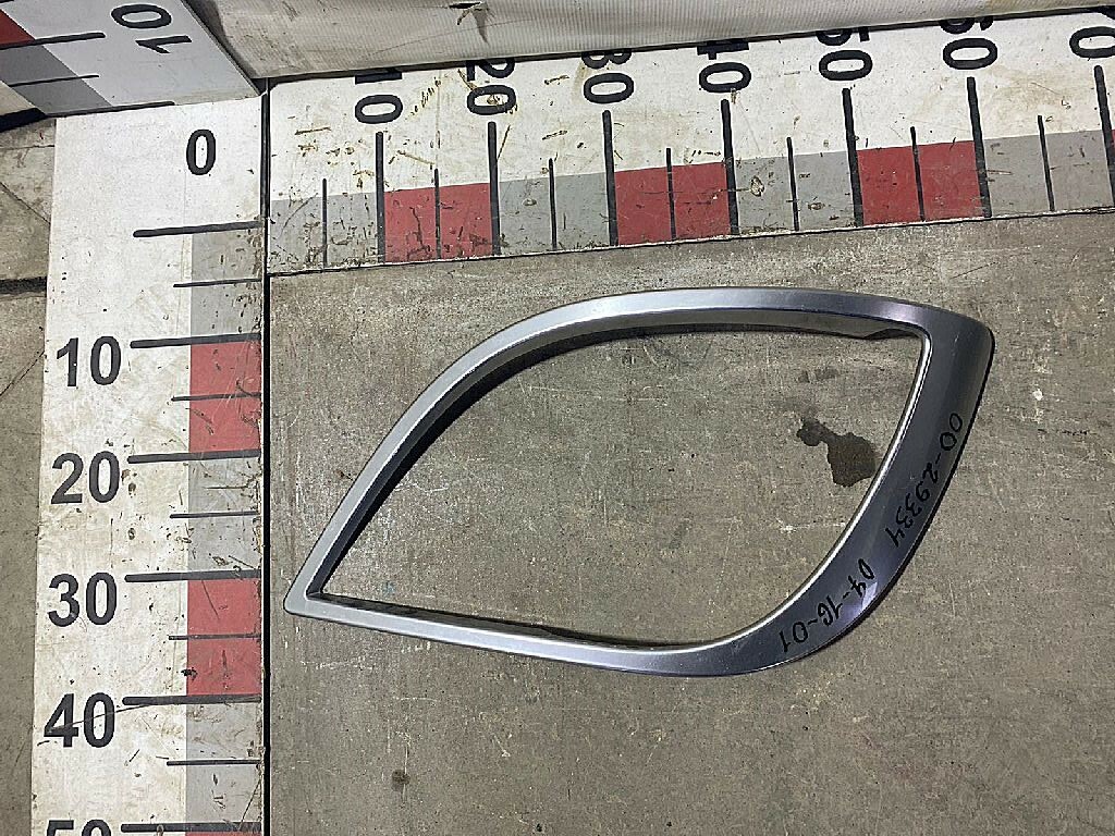 Рамка левой фары б/у