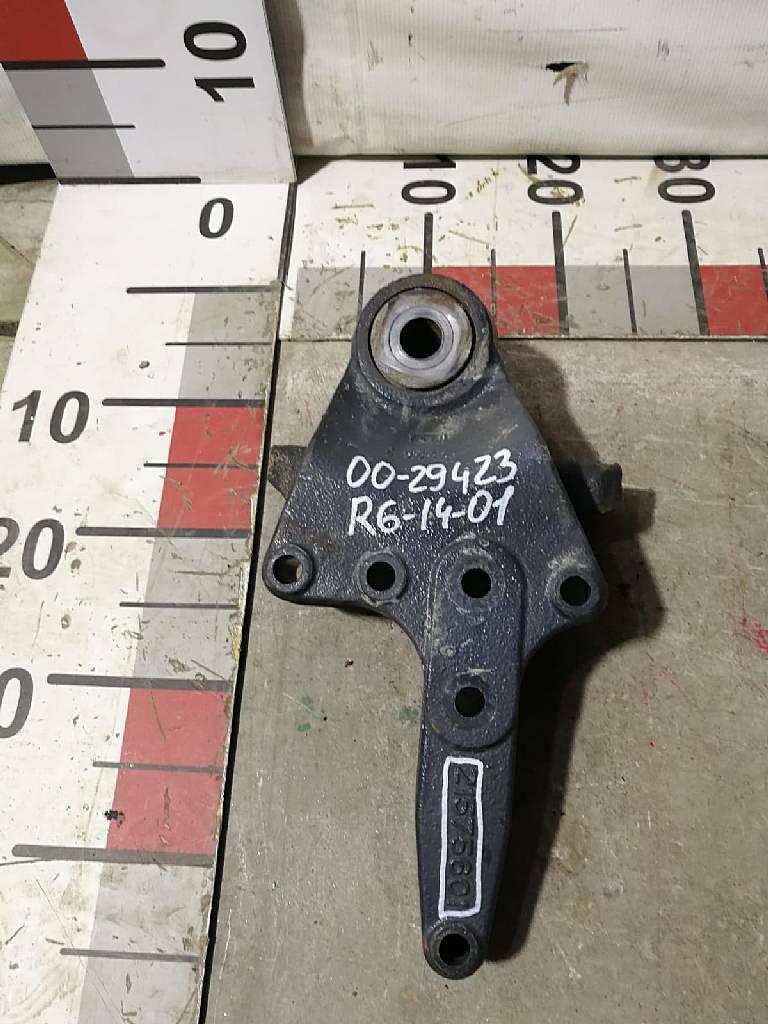 Кронштейн передней рессоры правый б/у