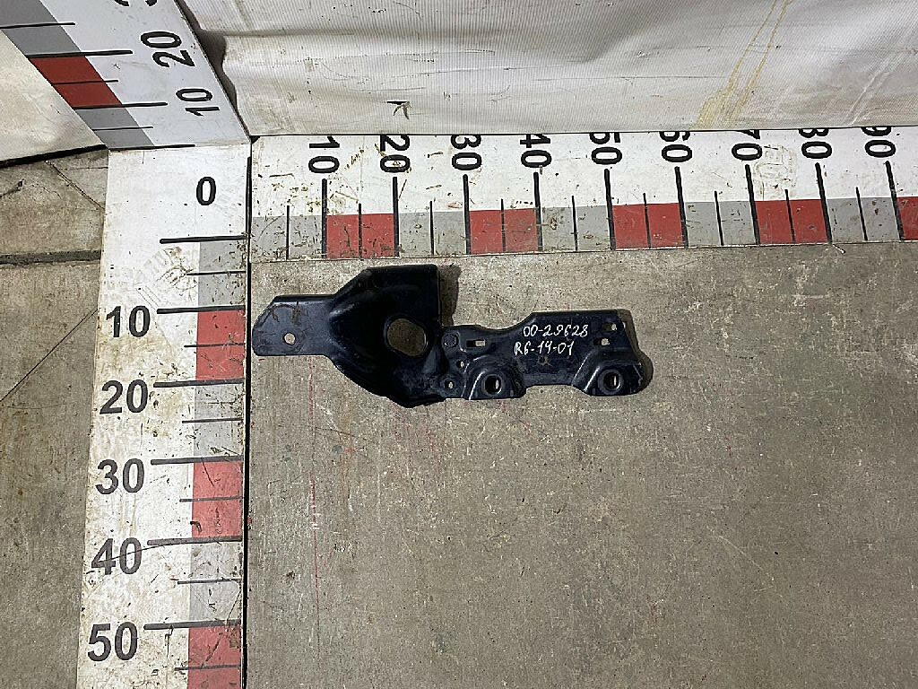 Кронштейн бампера правый б/у