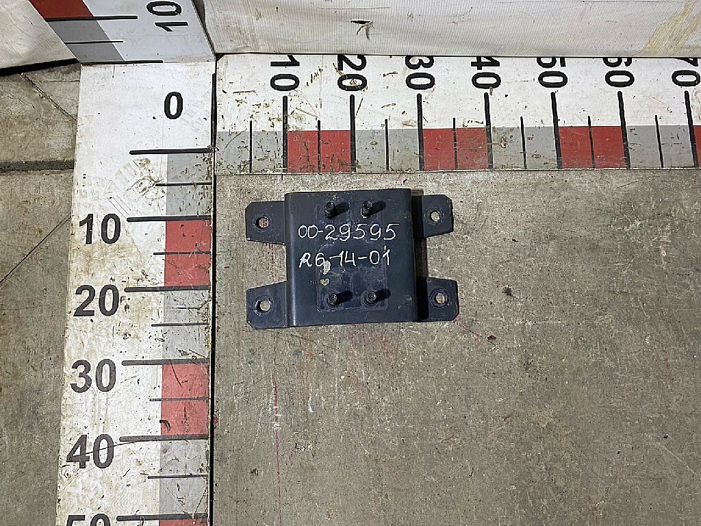 Кронштейн крыла б/у