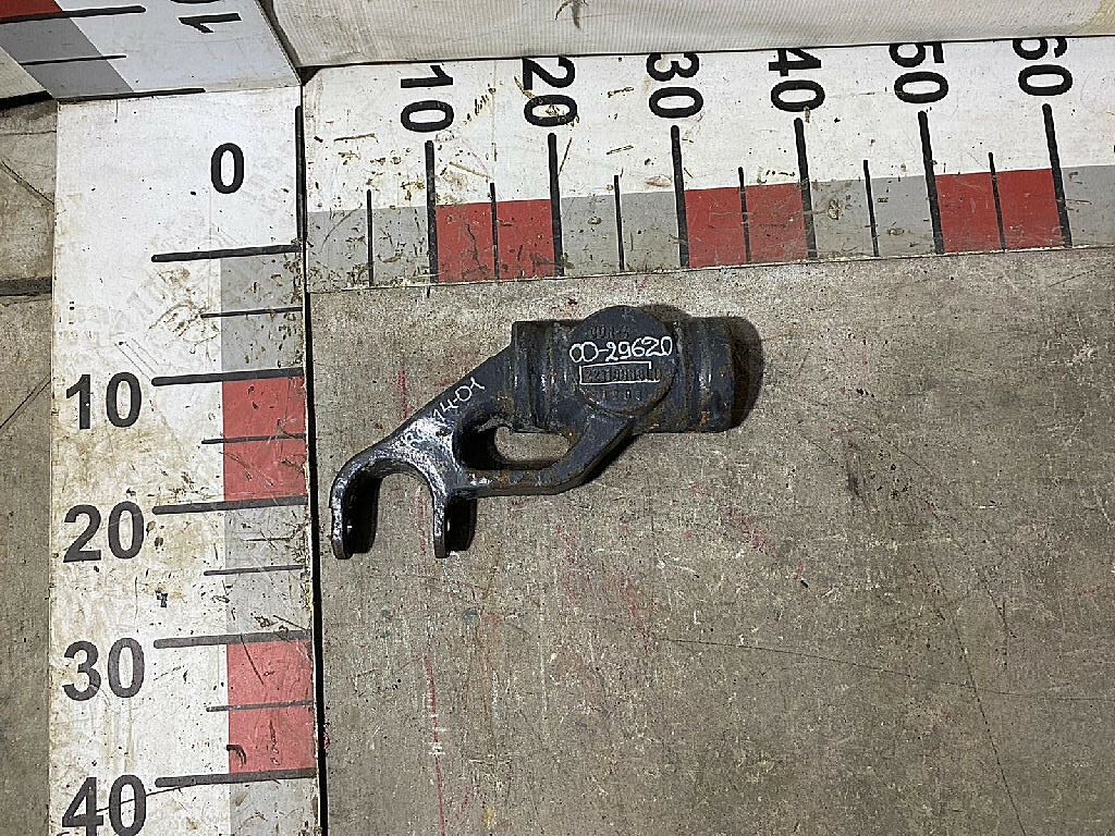 Кронштейн переднего левого амортизатора б/у