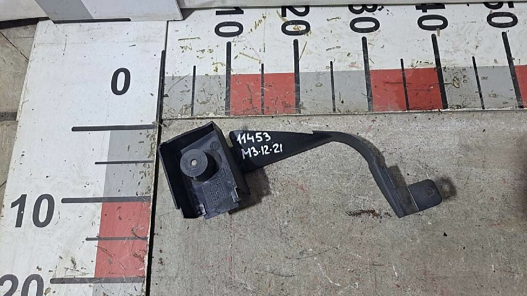 Накладка бампера левая б/у