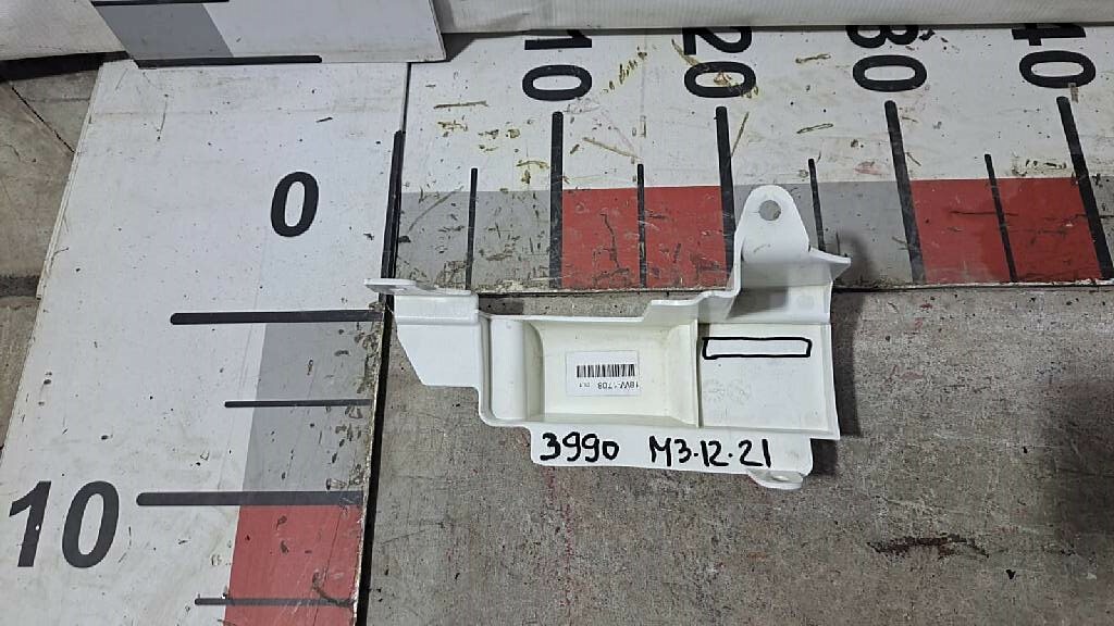 Накладка нижней петли правой двери б/у