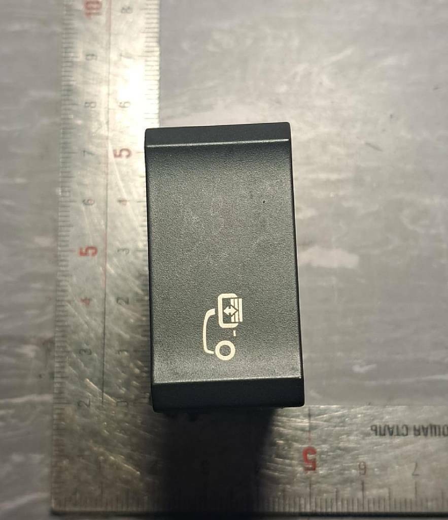 Клавиша люка шторки б/у