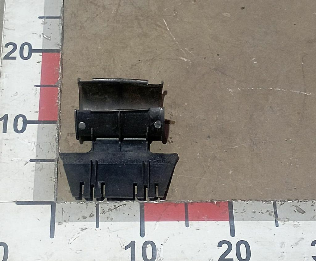 Крепление накладки стабилизатора кабины б/у