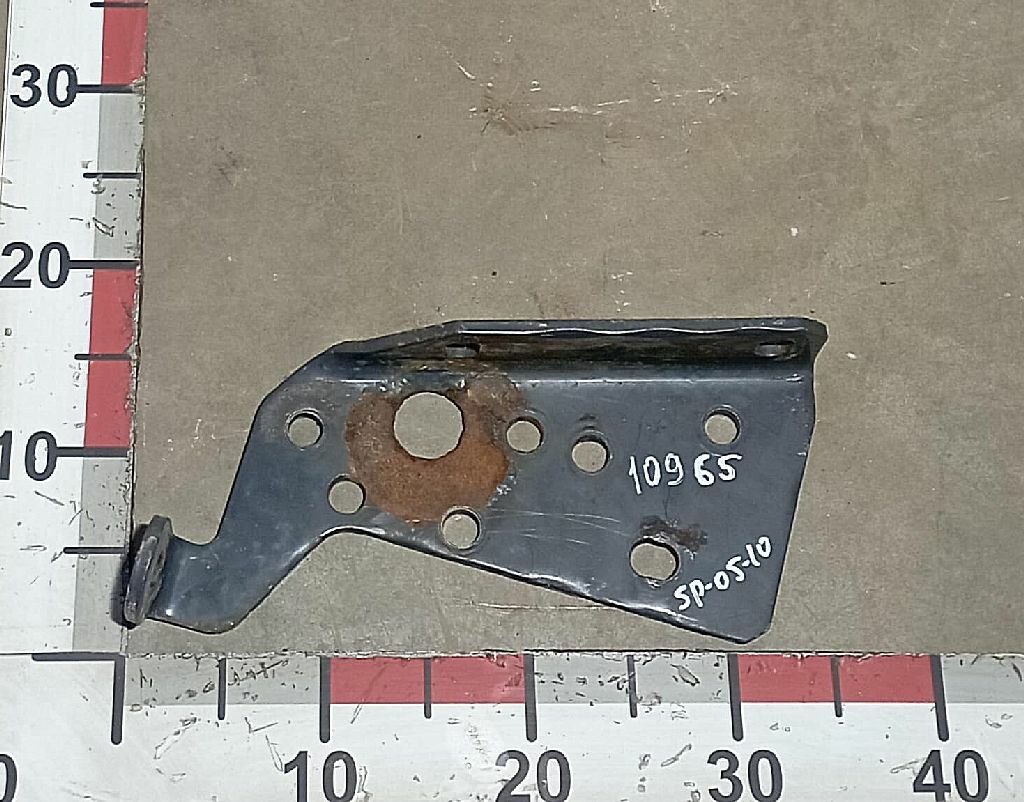 Кронштейн задней траверсы левый б/у