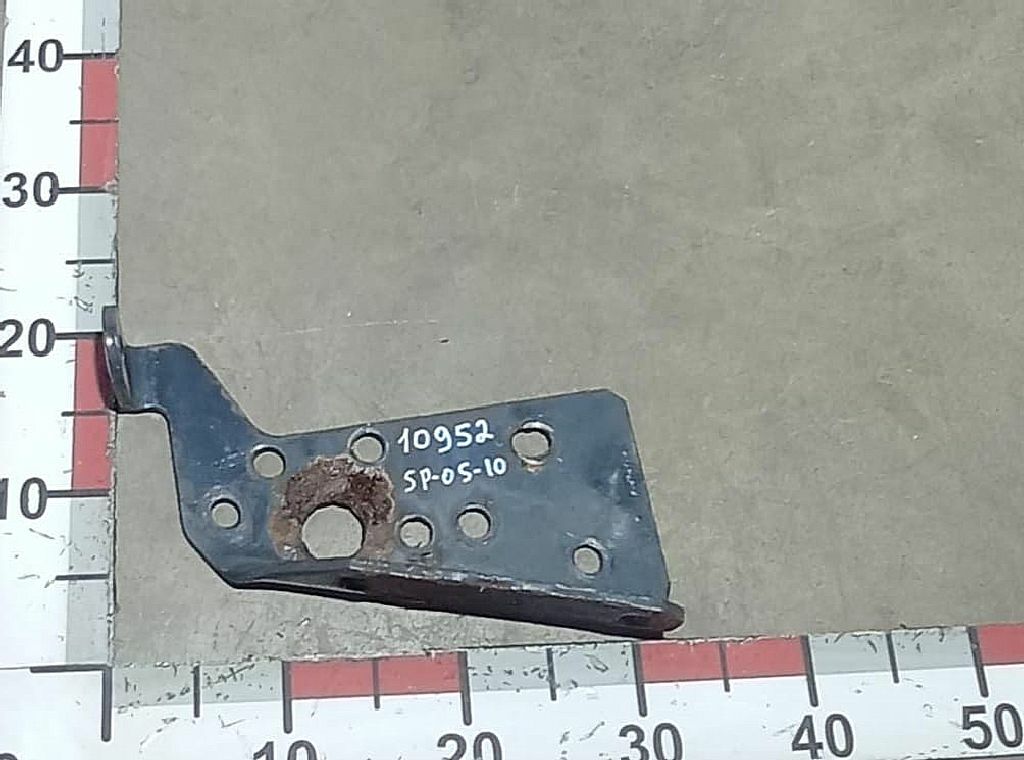 Кронштейн задней траверсы правый б/у