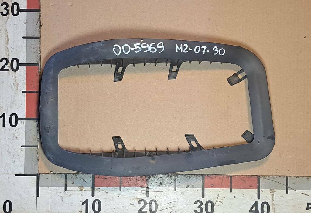 Уплотнитель правой фары б/у