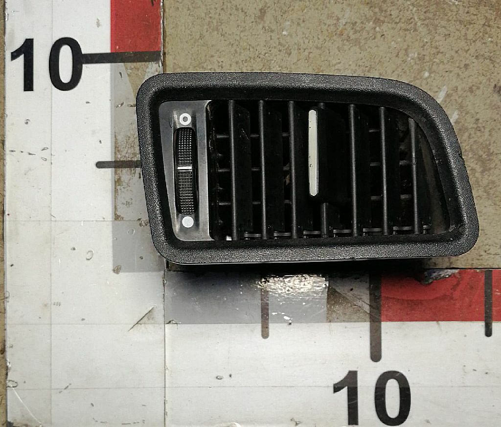 Дефлектор салона левый б/у