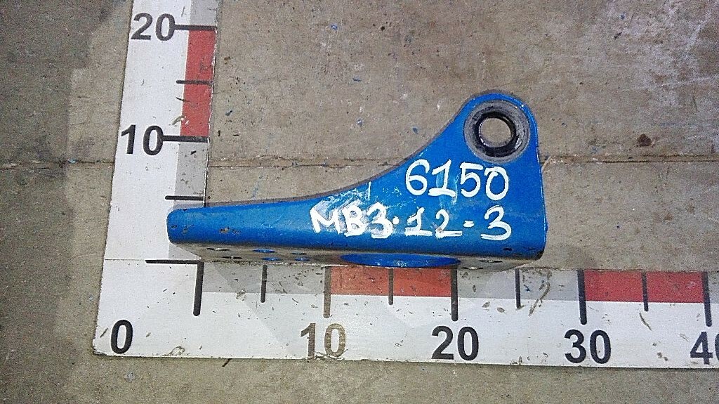 Кронштейн заднего амортизатора верхний б/у