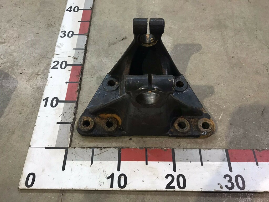 Кронштейн передней рессоры передний б/у