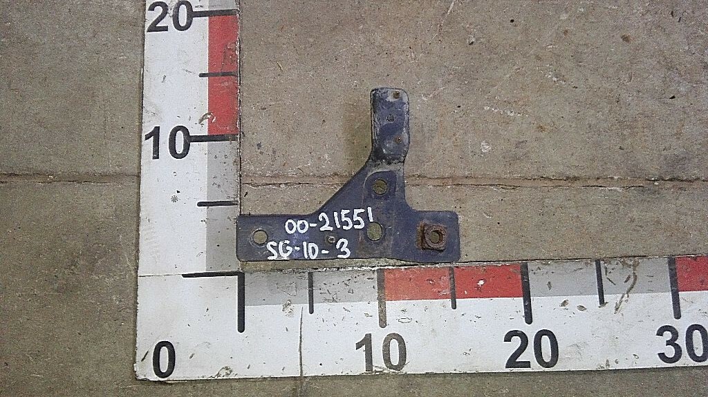 Кронштейн промежуточной решетки радиатора правый б/у