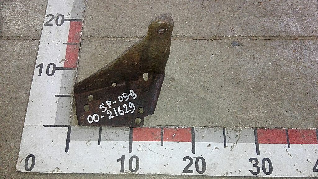 Кронштейн радиатора нижний правый б/у