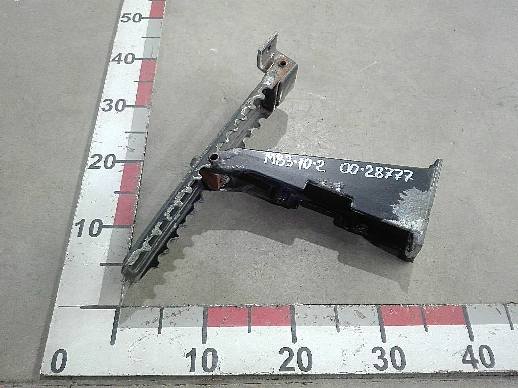 Кронштейн спойлера кабины верхний левый б/у