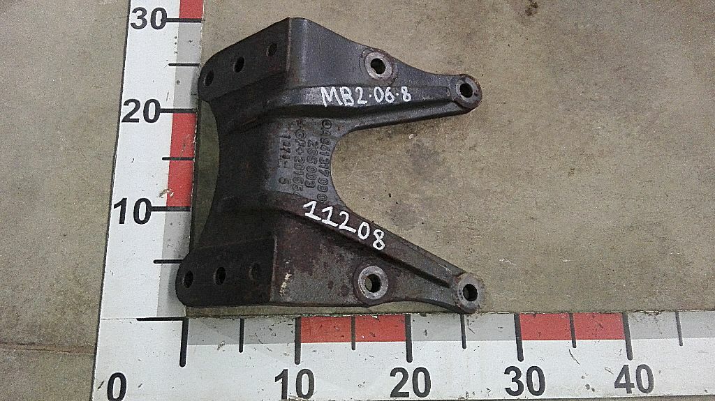 Кронштейн траверсы правый б/у