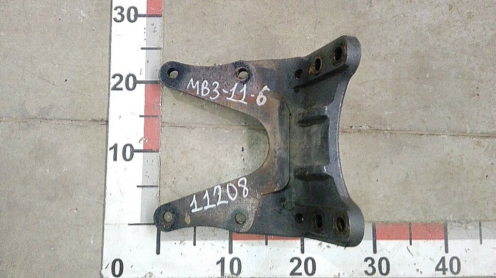 Кронштейн траверсы правый б/у