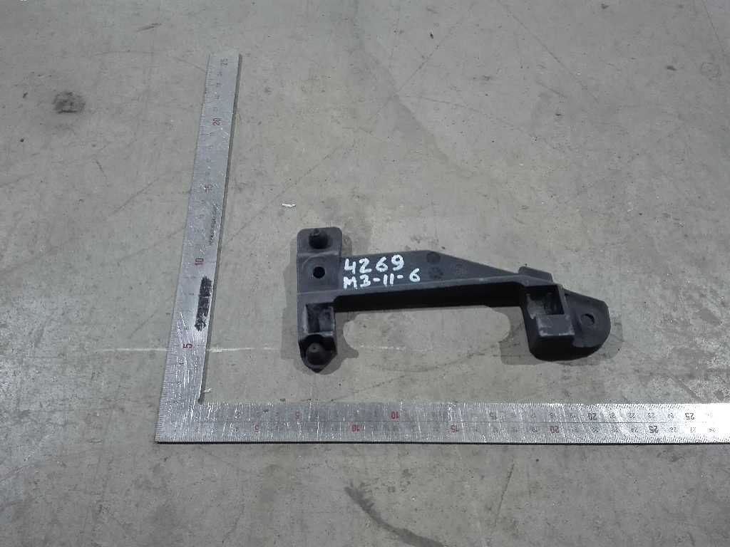 Кронштейн правой фары б/у