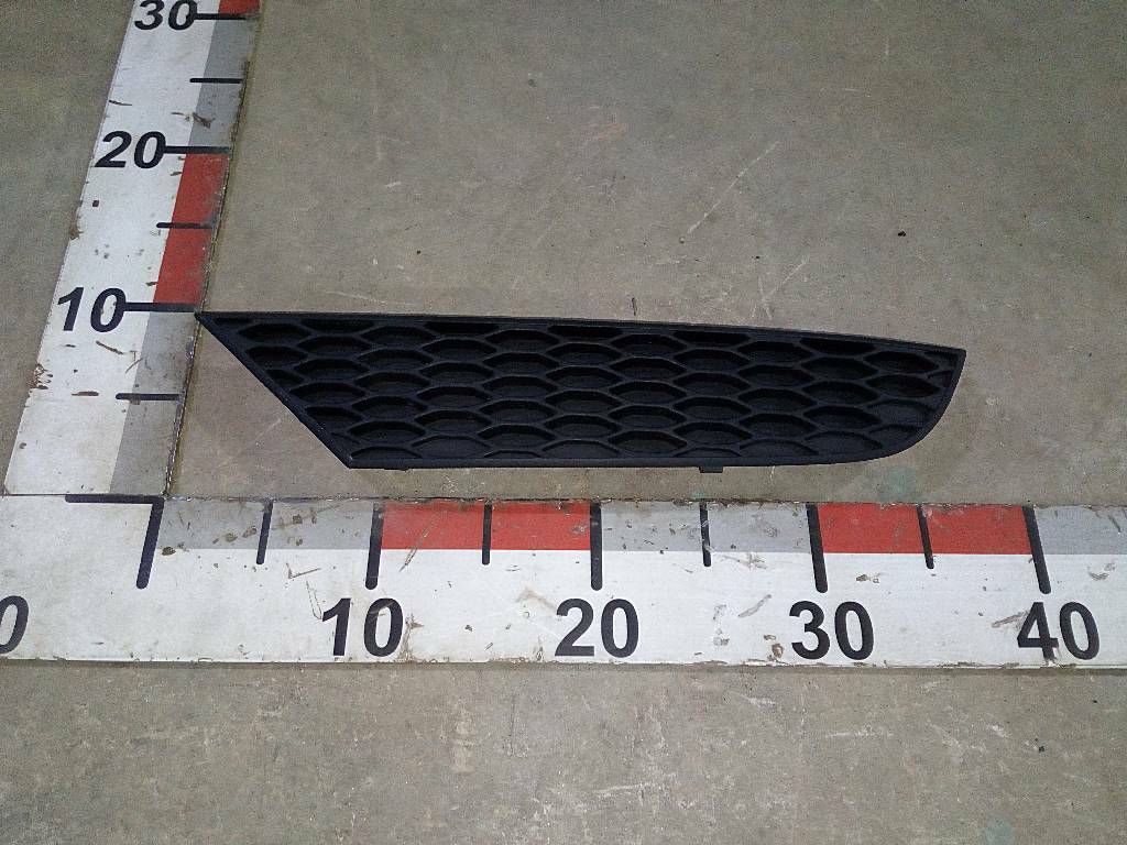 Заглушка спойлера левого бампера б/у