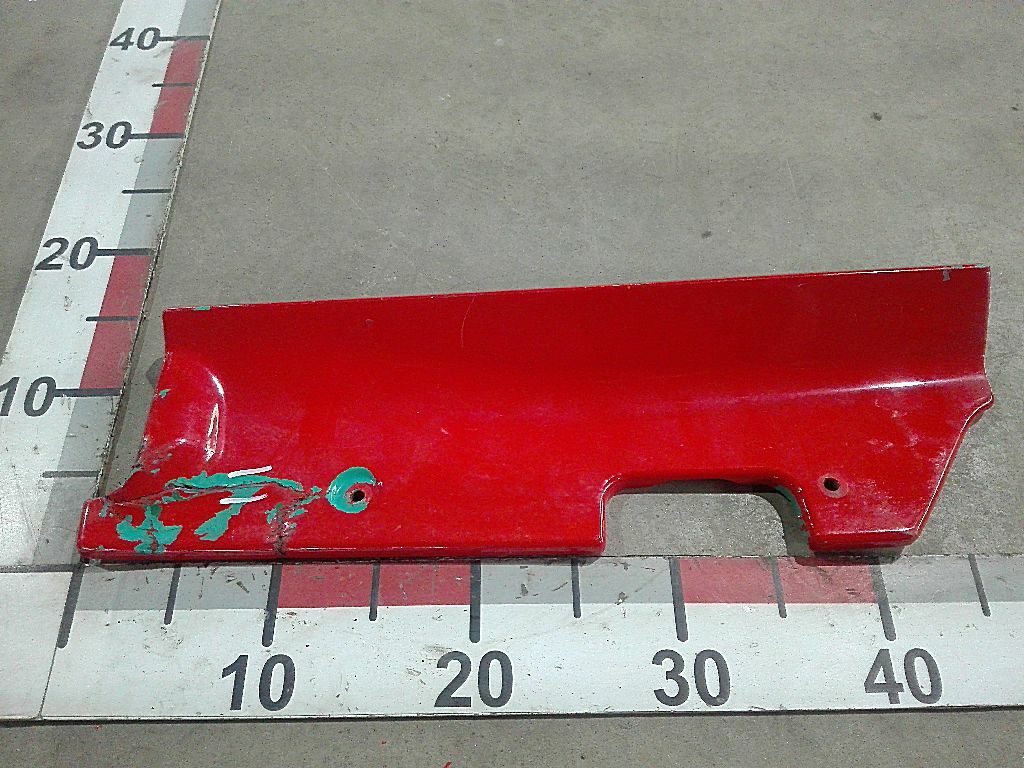 Заглушка правого бампера б/у