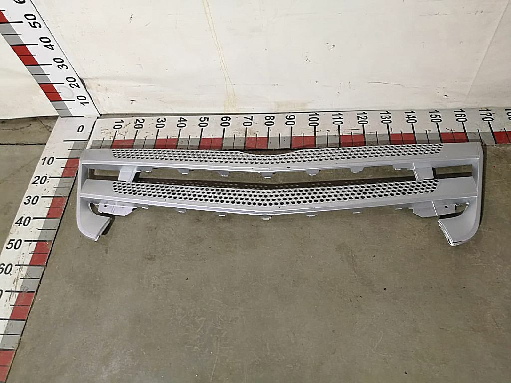 Накладка решетки радиатора б/у
