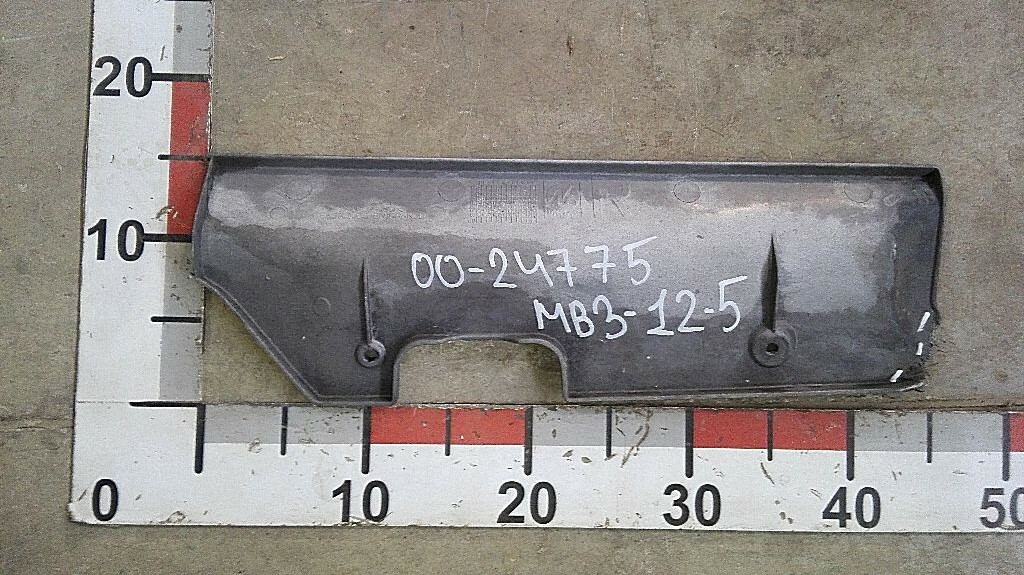 Заглушка правого бампера б/у