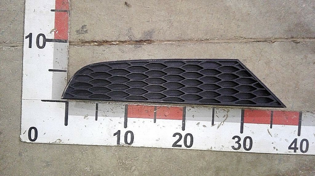 Заглушка спойлера левого бампера б/у