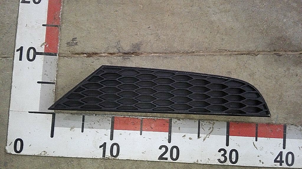 Заглушка спойлера правого бампера б/у